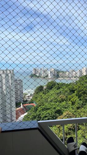 瓜鲁雅Apto Guarujá Pitangueiras的从带玻璃天花板的房间顶部欣赏美景