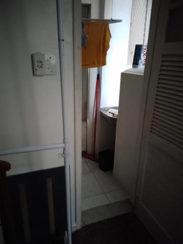 里约热内卢Suíte em catete的一间带冰箱和水槽的小厨房