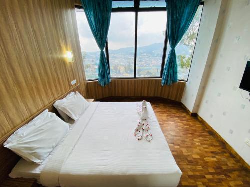 乌提Tulips Resorts - Elkhill的一间卧室,配有一张带双涡熊的床