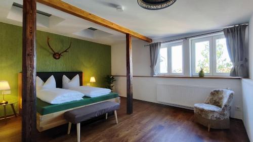 韦尼格罗德Traditions - Hotel "Zur Tanne"的卧室配有床、椅子和窗户。