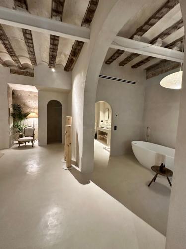 萨拉戈萨阿维尼达酒店的带浴缸和盥洗盆的大浴室