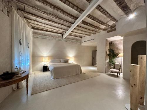 萨拉戈萨阿维尼达酒店的一间大卧室,配有一张床铺和一张桌子