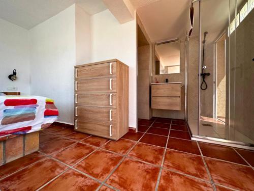 托雷维耶哈Chalet en La Mata a 50 metros de la playa的一间卧室配有一张床和一个梳妆台