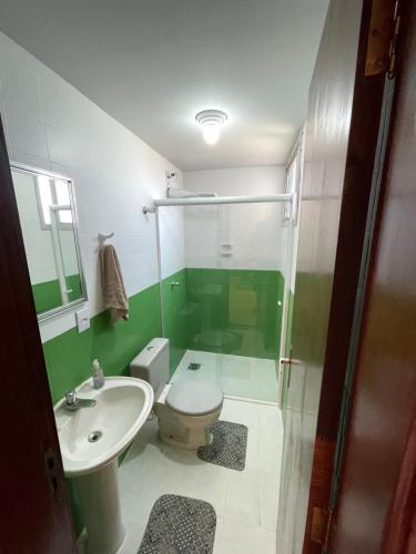 乌穆阿拉马Apto centro Umuarama的带淋浴、卫生间和盥洗盆的浴室