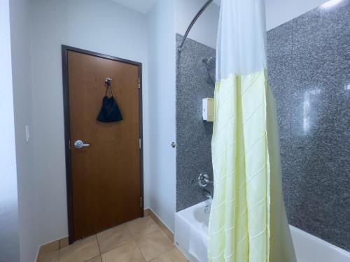 Madill马迪尔美国酒店的带淋浴和浴帘的浴室