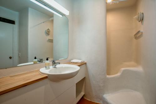 RiverheadCozy Family Life Style Villa的浴室配有盥洗盆、镜子和浴缸