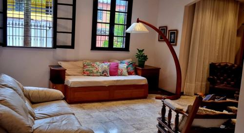 曼加拉蒂巴Casa em mangaratiba的客厅配有床和沙发