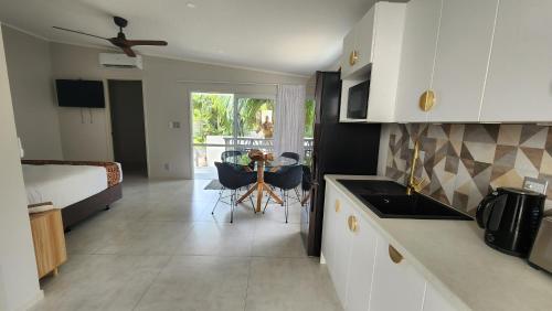 拉罗汤加Studio Varia的厨房以及带床和桌子的客厅。