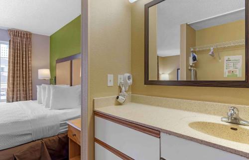 休斯顿美国长住酒店 - 休斯顿 - 广场 - 住宅区的酒店客房设有床、水槽和镜子