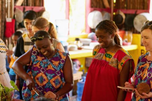 霍普金斯Palmento Grove Garifuna Eco-Cultural & Healing Institute的一群女性在看手机