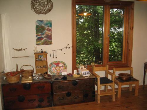音更町托皮卡基塔比洛青年旅舍的客房设有桌椅和窗户。