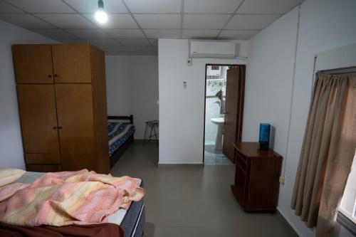 米纳斯Casa amueblada en centro de Minas, Lavalleja的一间卧室配有一张床、梳妆台和镜子