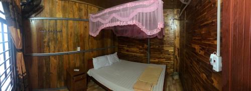 Ba Be18明黄民宿的小房间,木墙里设有一张床