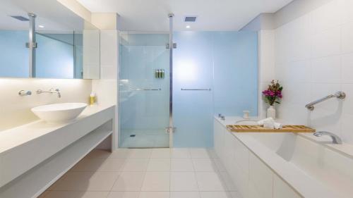 波高尔宾Elysia Wellness Retreat的一间带玻璃淋浴和水槽的浴室