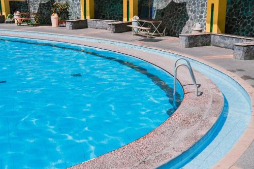 玛琅Kapal Garden Hotel Malang的蓝色海水游泳池