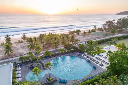 卡伦海滩Pullman Phuket Karon Beach Resort的享有游泳池和海滩的顶部景致。