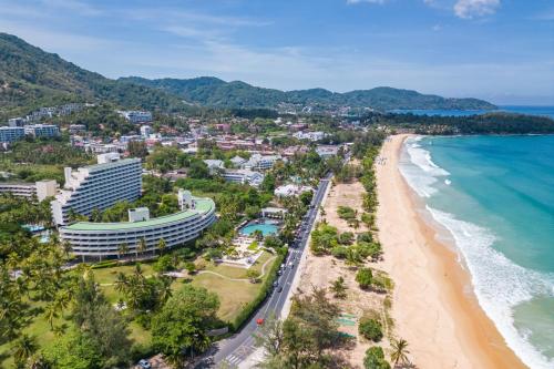 卡伦海滩Pullman Phuket Karon Beach Resort的享有海滩和海洋的空中景致