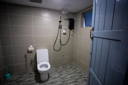 古晋Hom2rex Kuching Homestay Taman Timberland的一间带卫生间和淋浴的浴室