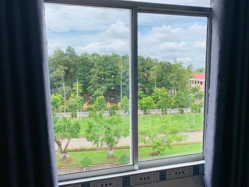 Bình ThủyHomeStay KV2的享有公园景致的窗户。