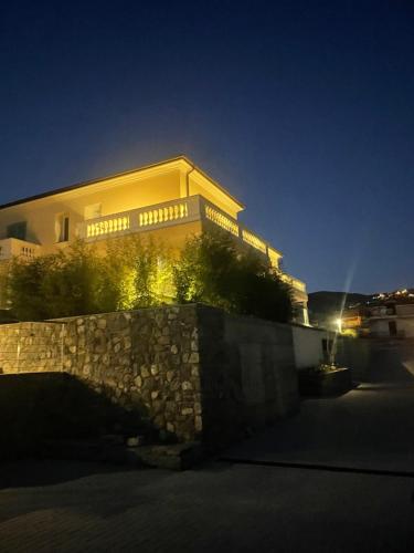 阿尔玛·迪·塔吉亚Villa Sole的前面有石墙的建筑