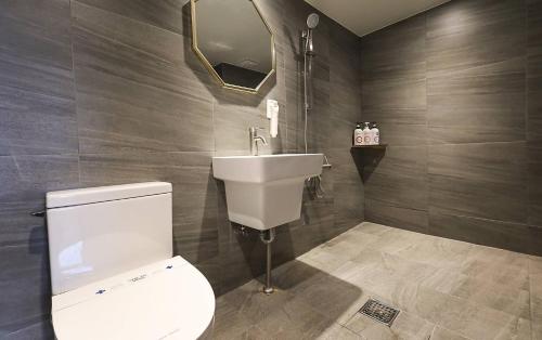 堤川市STAY201的浴室配有白色卫生间和盥洗盆。