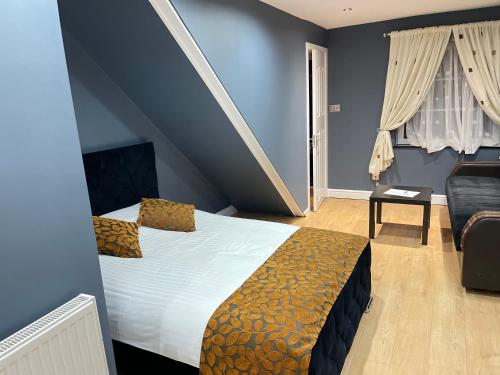 克罗伊登Apartment & Rooms in London的一间卧室配有一张床和一个沙发