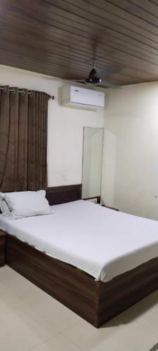 孟买Hansh Residency的一间卧室,卧室内配有一张大床