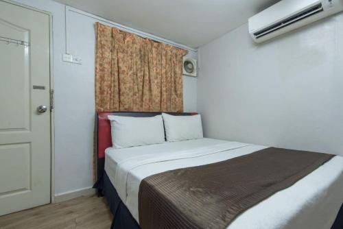 马六甲Persona Boutique Hotel的一间小卧室,配有一张带窗户的床