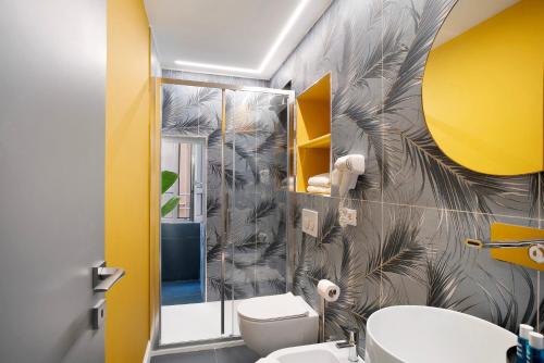 阿拉西奥Loft 42的一间带卫生间和黄色墙壁的浴室