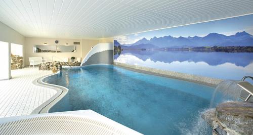 伯森艾科豪森维克多的魏因加特纳博斯塔尔酒店的大型湖景游泳池