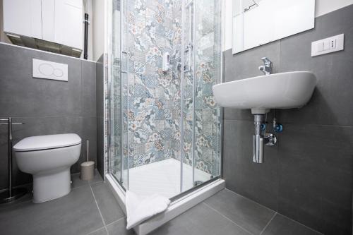都灵Porta Nuova Luxury Apartments的带淋浴、盥洗盆和卫生间的浴室
