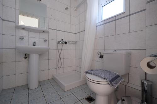 普洛马里翁MIRSINI HOTEL的白色的浴室设有卫生间和水槽。