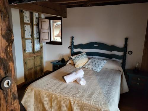 马德里加尔德拉韦拉Casa Rural: La casa El cura的一间卧室配有一张床,上面有两条毛巾
