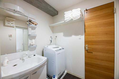 鹿儿岛STAYTUS - Vacation STAY 62201v的一间带水槽和洗衣机的浴室