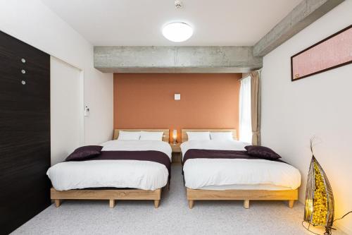 鹿儿岛STAYTUS - Vacation STAY 62199v的白色墙壁客房中的两张单人床