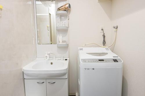鹿儿岛STAYTUS - Vacation STAY 62199v的白色的浴室设有水槽和镜子