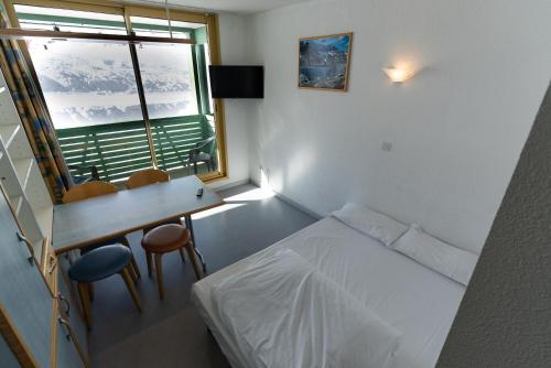 阿拉纽埃皮奥安戈利阿祖和瓦公寓的一间卧室配有一张床、一张书桌和一个窗户。