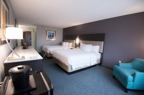 亚特兰大亚特兰大机场北费尔菲尔德客栈及套房的酒店客房,配有两张床和椅子