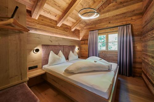 圣沃尔夫冈Chalet´s am See的小木屋内一间卧室,配有一张床