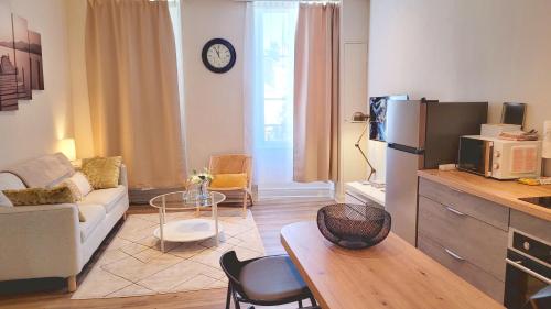讷韦尔Au centre de Nevers的客厅配有沙发和桌子