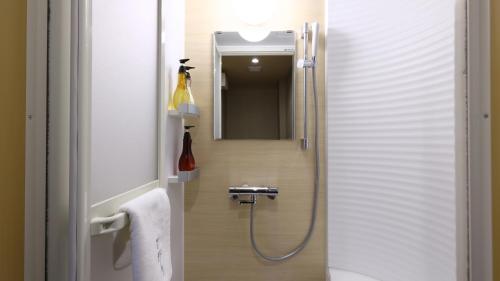 松江市Onyado Nono Matsue Natural Hot Spring的带淋浴和镜子的浴室