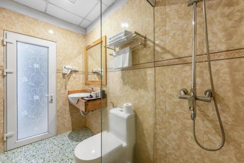 萨帕Tiger Sapa hotel的带淋浴、卫生间和盥洗盆的浴室