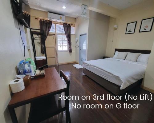 曼谷Achcha hotel - itsaraphap MRT station - Wat Arun的一间卧室,卧室位于地面,配有一张床