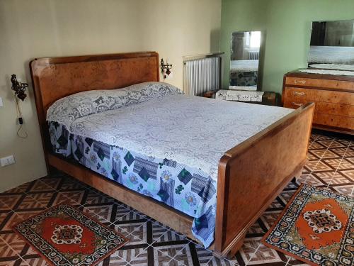 FresonaraIL ROSMARINO的卧室内的一张床位,卧室的地板上铺有2个地毯