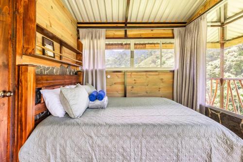 图里亚尔瓦Hotel Rivel - Restaurant & Nature Retreat的小木屋内一间卧室,配有一张床