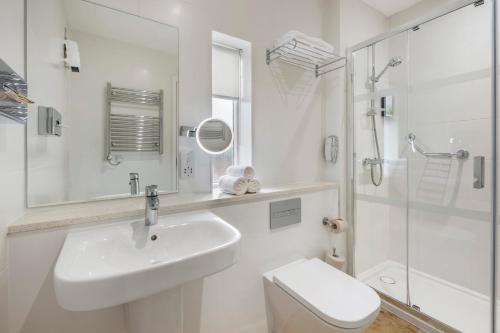 巴顿尼德伍的维奇诺尔公园乡村俱乐部钻石度假酒店的一间带水槽、卫生间和淋浴的浴室