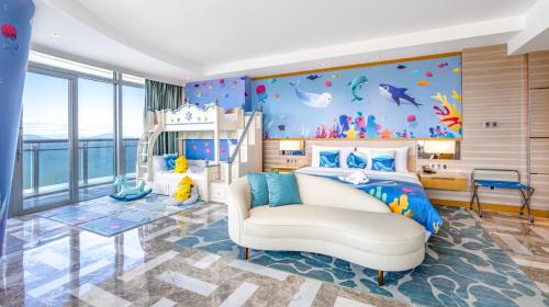 三亚三亚亚特兰蒂斯酒店的儿童间设有1间带1张双层床的海豚主题卧室