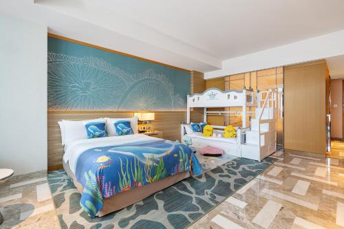 三亚三亚亚特兰蒂斯酒店的儿童卧室,配有一张床和梯子