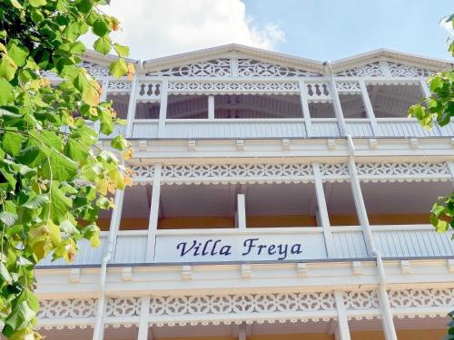 奥斯赛拜-塞林Villa Freya - Apt. 03的一座有标志的建筑,上面写着别墅的字条