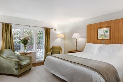米尔顿达梅雷尔钻石度假村伍德福德桥乡村民宿的卧室配有床、椅子和窗户。